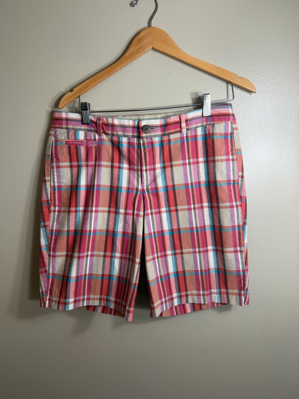 Dockers Low Rise Slightly Curvy Pink Plaid Bermuda Shorts Size 4 Preppy Golf